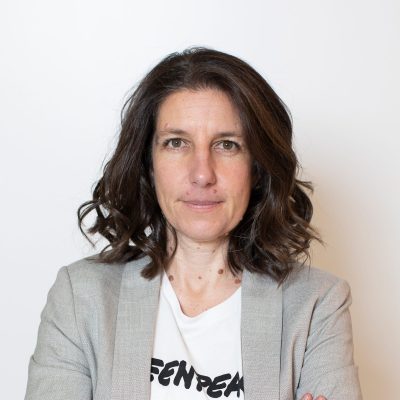 8/2/2022.

Eva (Madrid, 1977) cree que si conseguimos ampliar la concepción del activismo y poner en marcha el poder de la gente llegaríamos a esa masa crítica que, tal y como la historia nos ha demostrado, puede producir cambios rápidos y profundos hacia una cultura reconectada con la naturaleza y resiliente para los retos que enfrentamos.

Es Licenciada en Ciencias Biológicas, especialidad Ecología por la Universidad Autónoma de Madrid. Antes de incorporarse a Greenpeace trabajó en la Oficina Ecocampus para co-coordinar la gestión y educación ambiental del Campus universitario de la UAM, además de participar en proyectos de esta índole en la Patagonia Argentina, en la Amazonía Peruana y en Costa Rica.

Es especialista en procesos participativos, de liderazgo transformacional, trabajo en equipo y resolución no violenta de conflictos por el IIFAC y en Diseño de sistemas complejos sostenibles por Gaia Education. Ha realizado el Máster en Dirección y gestión de ONG impartido por ESADE University y el Deep Dive Future Leaders con el Presencing Institute.

Estuvo como Coordinadora de la Cooperación Internacional y la Red de Centros de Desarrollo de Liderazgo de Jóvenes Indígenas en Agroecología dentro de SPERI (Social Policy Ecology Research Institute) durante 2011 en Vietnam, periodo durante el cual ayudó a fundar la red TOA, Towards Organic Asia en la región del Mekong y Buthan.

Amante de la naturaleza y aprendiz de los procesos colectivos, su trayectoria en Greenpeace comienza en 2002 como voluntaria, educadora y activista. A partir de ahí ha sido Responsable del Área de Voluntariado hasta 2006, Responsable del Área de Educación y Formación Ambiental hasta 2009, y en 2012 asume la Dirección del Departamento de Movilización. Actualmente desempeña el cargo de Directora Ejecutiva.
©Greenpeace/Jesús Varillas