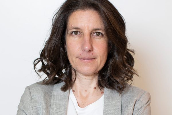 8/2/2022.

Eva (Madrid, 1977) cree que si conseguimos ampliar la concepción del activismo y poner en marcha el poder de la gente llegaríamos a esa masa crítica que, tal y como la historia nos ha demostrado, puede producir cambios rápidos y profundos hacia una cultura reconectada con la naturaleza y resiliente para los retos que enfrentamos.

Es Licenciada en Ciencias Biológicas, especialidad Ecología por la Universidad Autónoma de Madrid. Antes de incorporarse a Greenpeace trabajó en la Oficina Ecocampus para co-coordinar la gestión y educación ambiental del Campus universitario de la UAM, además de participar en proyectos de esta índole en la Patagonia Argentina, en la Amazonía Peruana y en Costa Rica.

Es especialista en procesos participativos, de liderazgo transformacional, trabajo en equipo y resolución no violenta de conflictos por el IIFAC y en Diseño de sistemas complejos sostenibles por Gaia Education. Ha realizado el Máster en Dirección y gestión de ONG impartido por ESADE University y el Deep Dive Future Leaders con el Presencing Institute.

Estuvo como Coordinadora de la Cooperación Internacional y la Red de Centros de Desarrollo de Liderazgo de Jóvenes Indígenas en Agroecología dentro de SPERI (Social Policy Ecology Research Institute) durante 2011 en Vietnam, periodo durante el cual ayudó a fundar la red TOA, Towards Organic Asia en la región del Mekong y Buthan.

Amante de la naturaleza y aprendiz de los procesos colectivos, su trayectoria en Greenpeace comienza en 2002 como voluntaria, educadora y activista. A partir de ahí ha sido Responsable del Área de Voluntariado hasta 2006, Responsable del Área de Educación y Formación Ambiental hasta 2009, y en 2012 asume la Dirección del Departamento de Movilización. Actualmente desempeña el cargo de Directora Ejecutiva.
©Greenpeace/Jesús Varillas